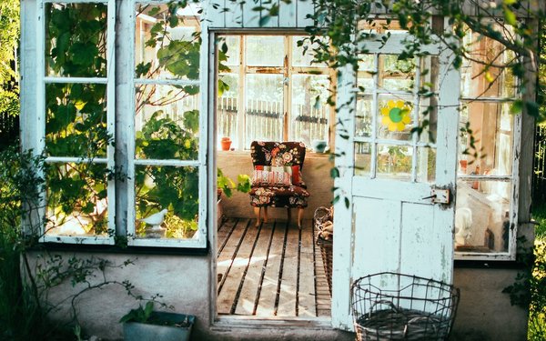 How to create a home gallery wall that reflects your personality?
