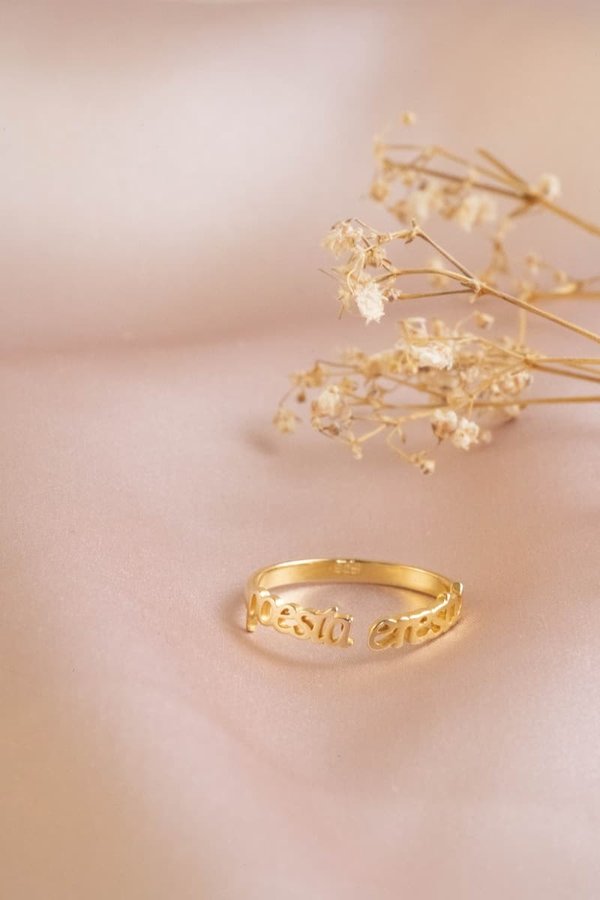 How to wear bold jewelry without overpowering your outfit?