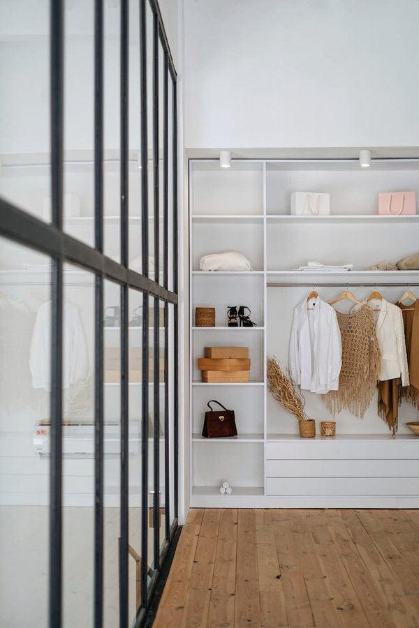 What are the essentials for a stylish maternity wardrobe?